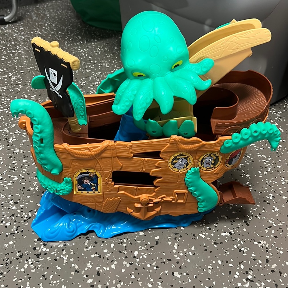 Thomas and Friends Mini Trains Pirate Ship Playset